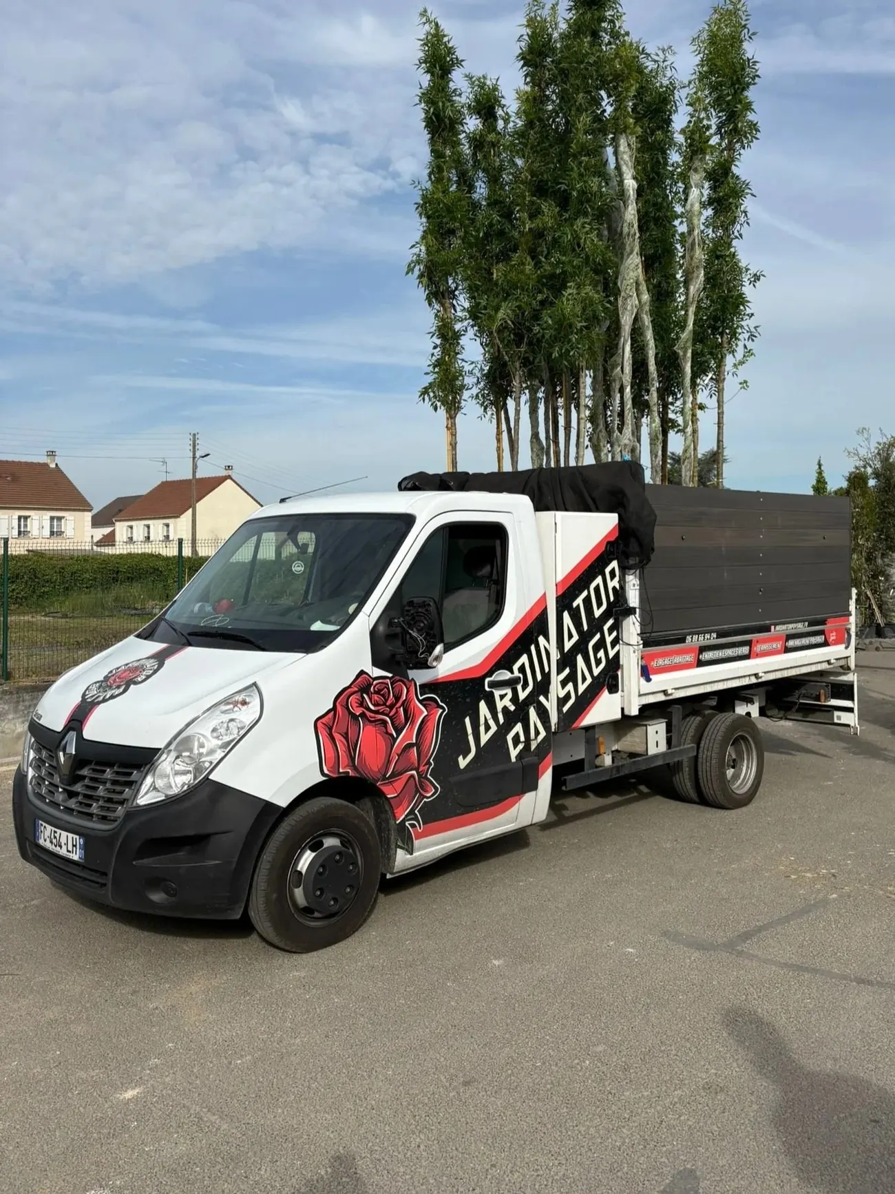 Camion-benne Jardinator Paysage prêt à partir en intervention
