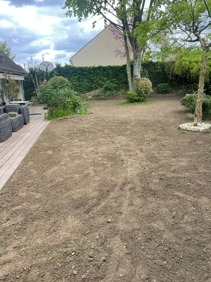 Terrain terrassé et nivelé avant engazonnement