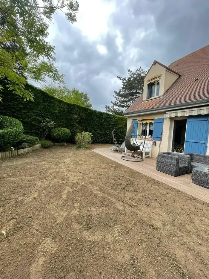 Allée en gravier réalisée devant une maison de plain-pied