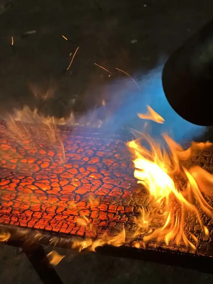 Brûlage d'une planche à la flamme