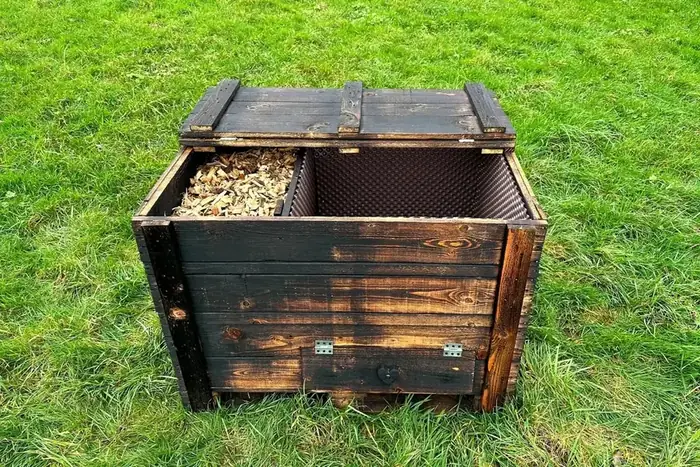 Coffre de rangement extérieur en bois brûlé