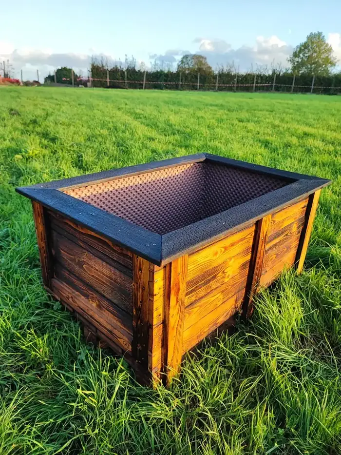 Jardinière sur mesure en bois brûlé et bois clair