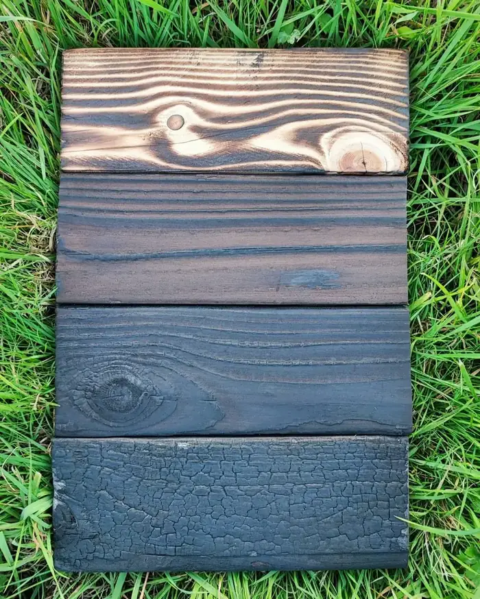 Planches de bois brûlé aux finitions contrastées